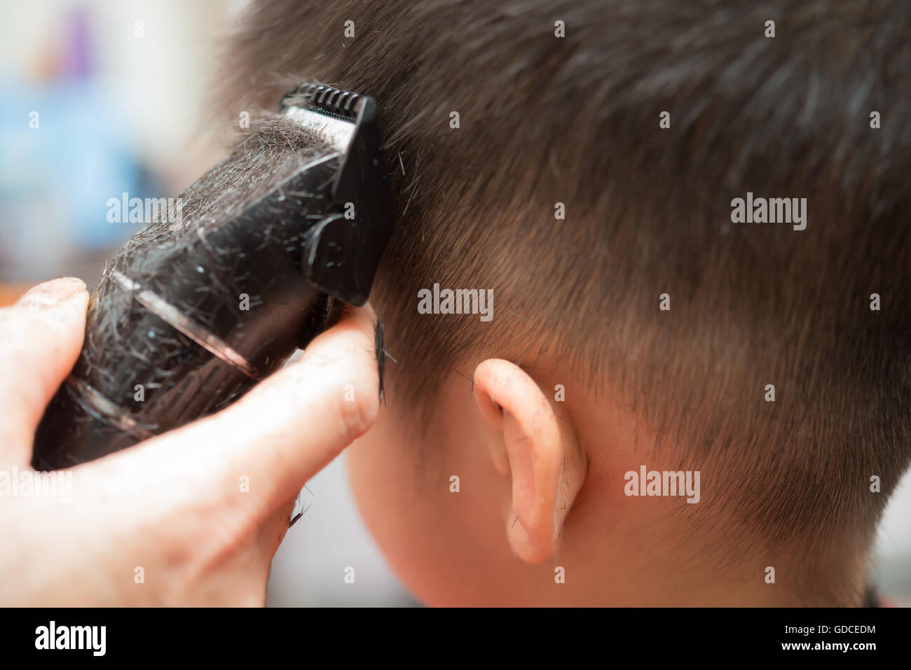 professioneller Friseur Haare schneiden für einen jungen zu tun Stockfoto