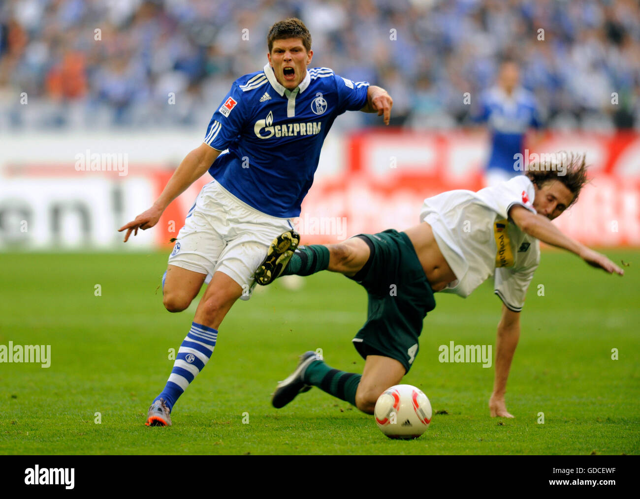 Foul von Roel Brouwers auf Klaas-Jan Huntelaar, deutschen Fußball-Bundesliga, Saison 2010-2011, 6. Runde, FC Schalke 04 - Borussia Stockfoto