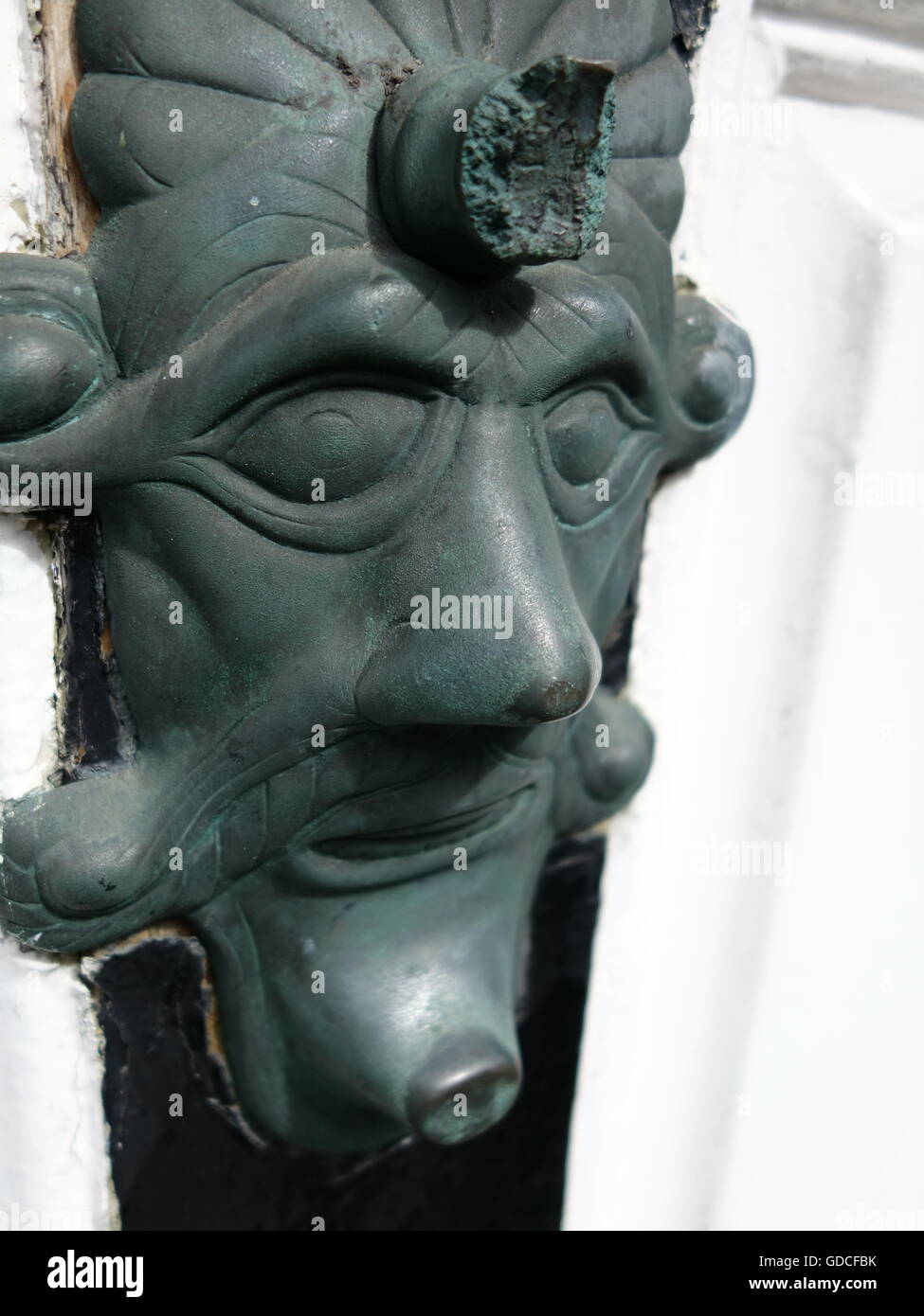 Eine mittelalterliche Türklopfer Gesicht Stockfoto