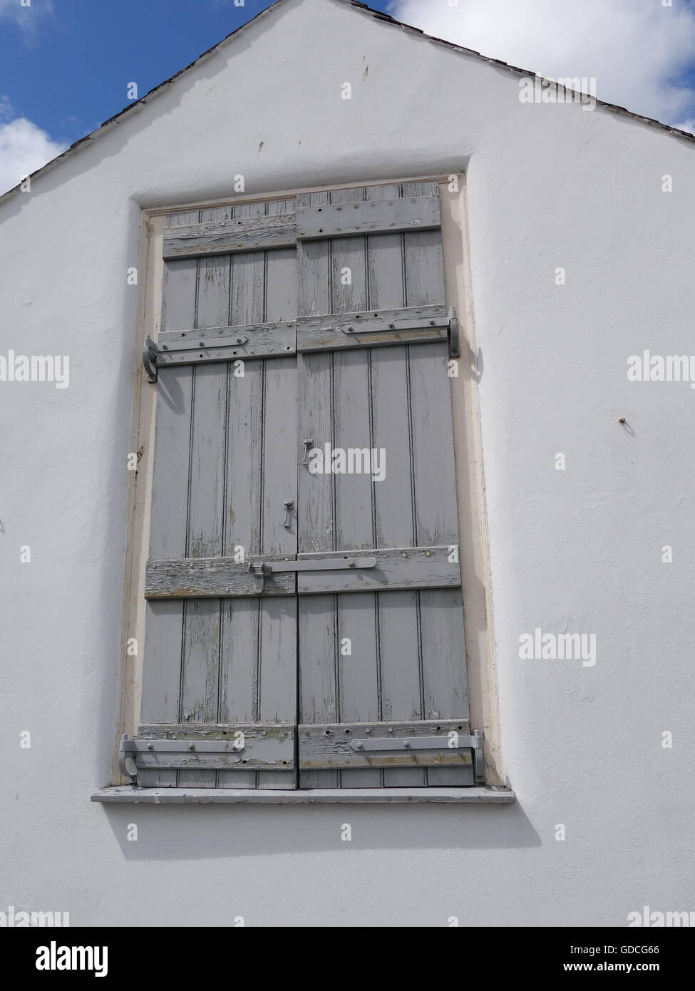 Ein altes Paar Fensterläden Stockfoto