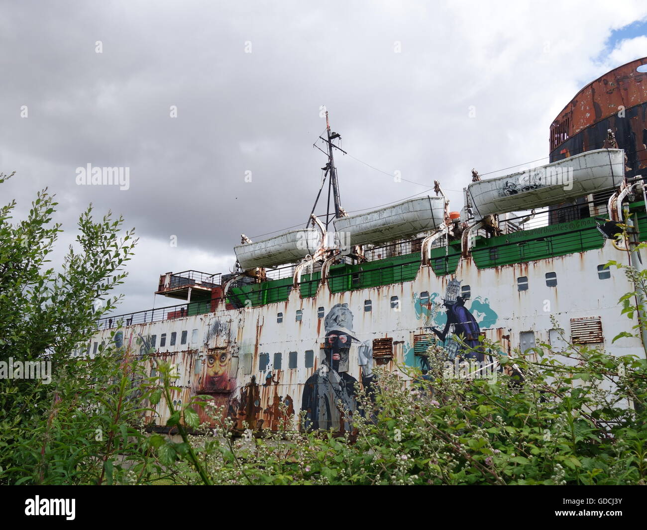 Ein altes Schiff, die Links zu den Elementen in Graffiti bedeckt Stockfoto