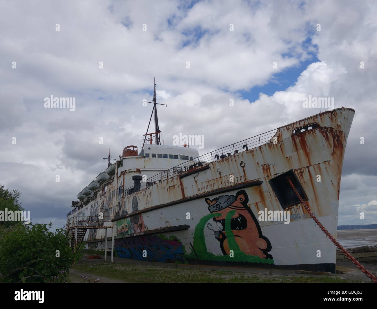Ein altes Schiff, die Links zu den Elementen in Graffiti bedeckt Stockfoto