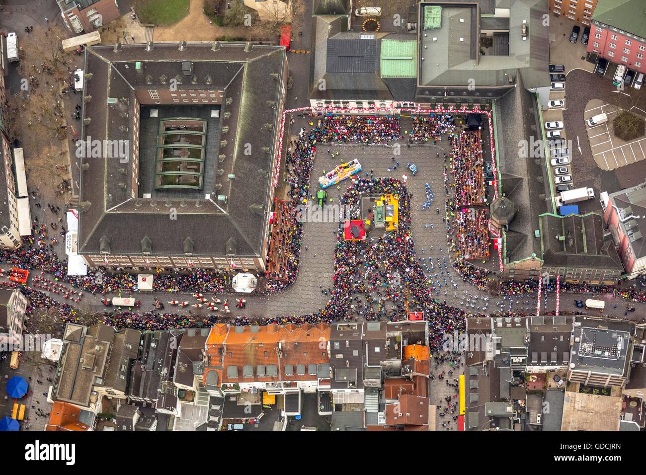 Luftbild, Straßenkarneval, der Faschingsumzug vor dem alten Rathaus, Düsseldorfer Karneval, Düsseldorf, Rheinland, Stockfoto