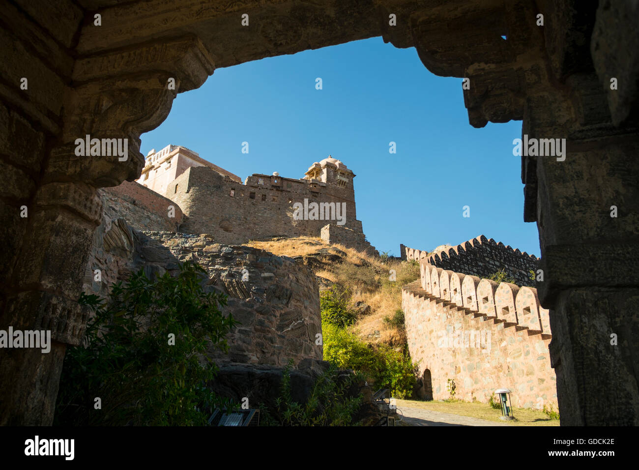 Blick auf die Gipfel Kumbhalgarh Fort in Rajasthan, Indien Stockfoto