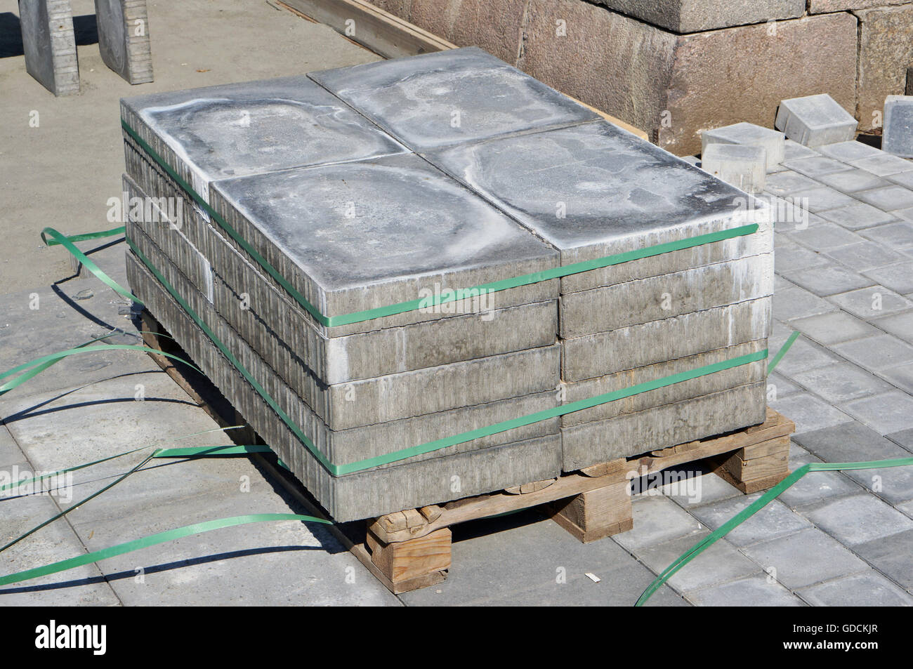 Auf der Holzpalette - neue konkrete Platz Pflastersteine. Es ist eine alte Stadt Bürgersteig Rekonstruktion Stockfoto