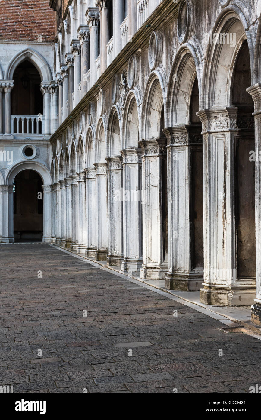Arcade, Innenhof und Spalten - im Dogenpalast: gotische Architektur in Venedig, Italien Stockfoto