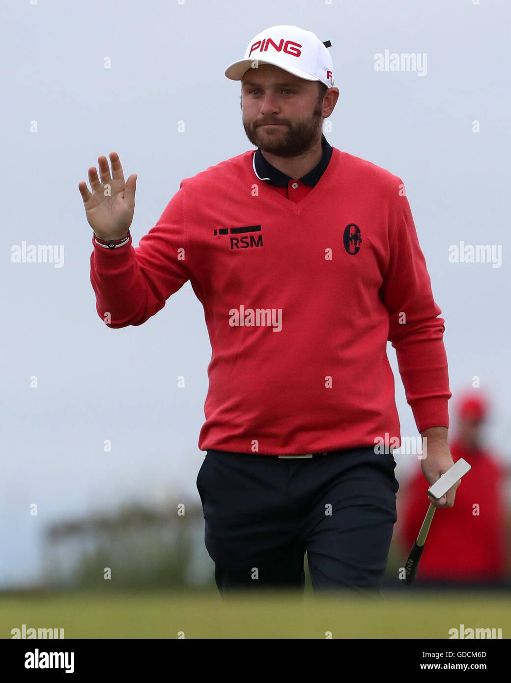Am zweiten Tag der Open Championship 2016 im Royal Troon Golf Club, South Ayrshire, winkt Andy Sullivan aus England der Menge zu. DRÜCKEN SIE VERBANDSFOTO. Bilddatum: Freitag, 15. Juli 2016. Siehe PA Geschichte GOLF Open. Bildnachweis sollte lauten: Peter Byrne/PA Wire. Stockfoto