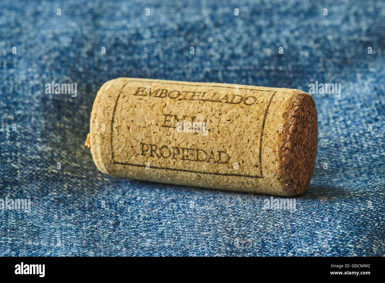 Embotellado de la Propriedad in Flaschen in der Siedlung auf den spanischen Wein Korken gedruckt Stockfoto