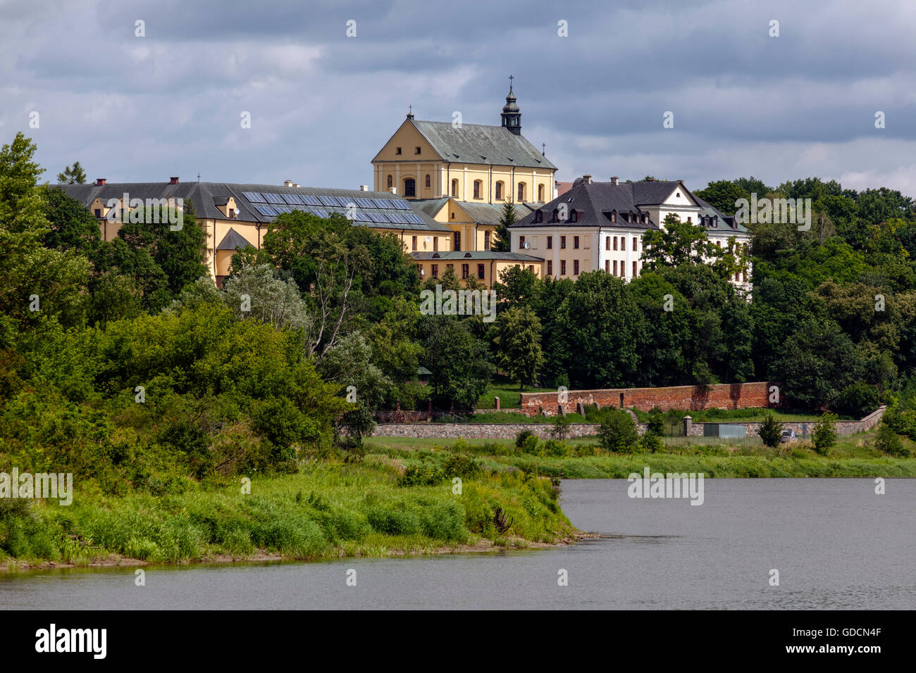 Drohiczyn, Panorama über den Fluss Bug, Europa, Polen, Region Podlasie. Stockfoto