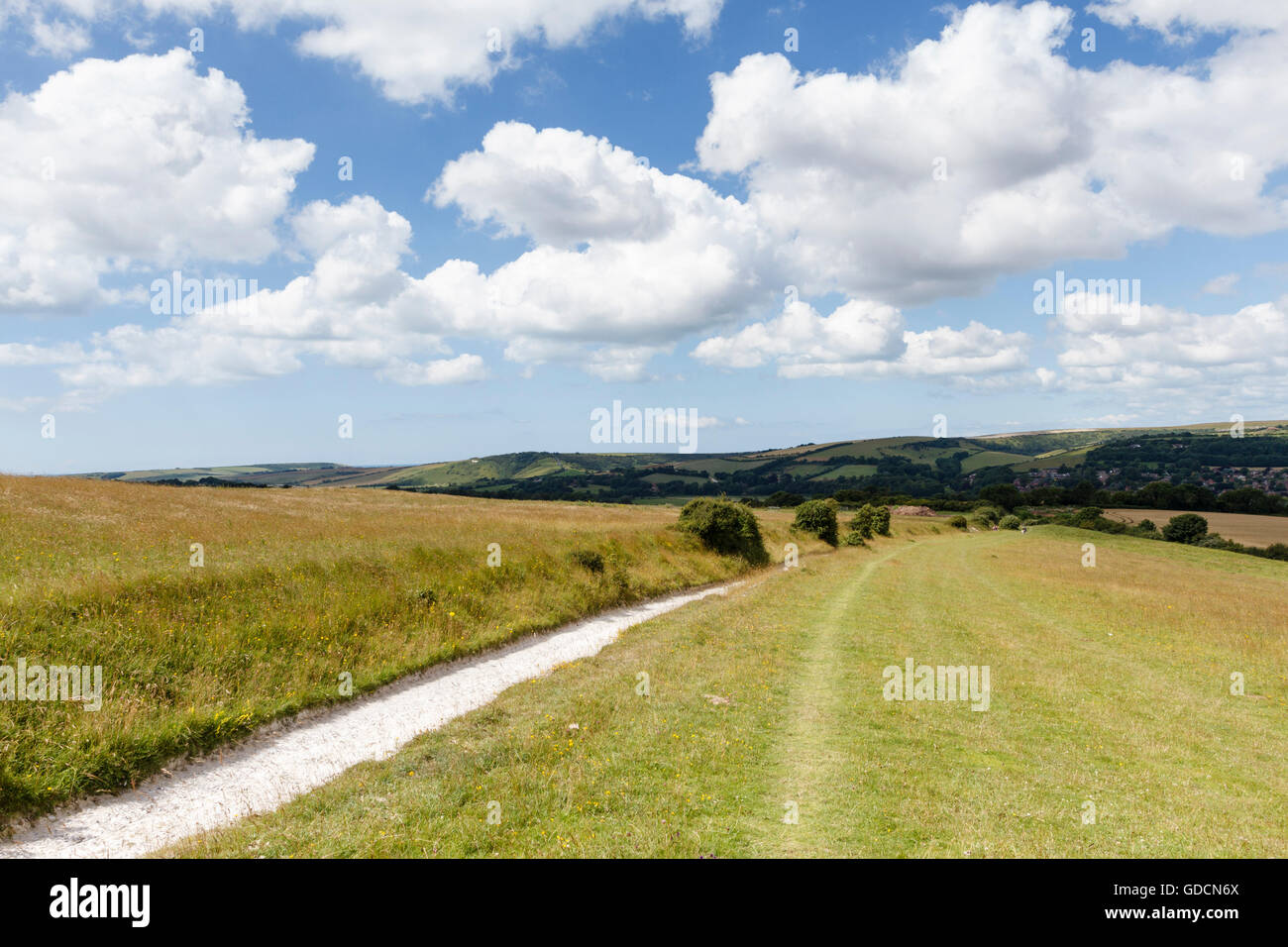 South Downs Way, mit Blick auf das Dorf Touristenort von Windover Hill, East Sussex, England, UK Stockfoto