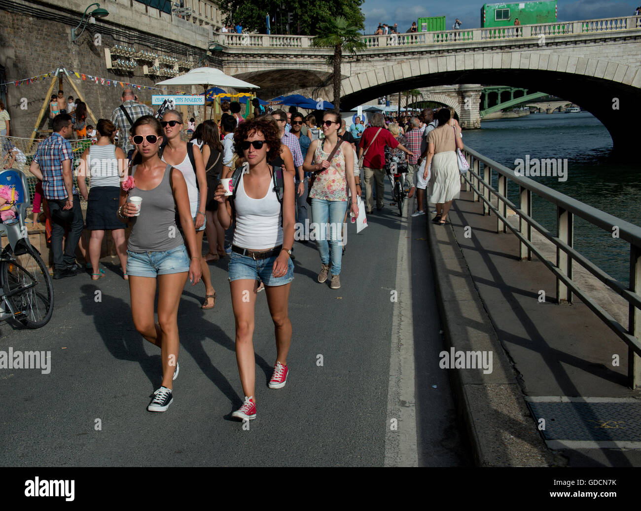 zwei Frauen zu Fuß entlang der Seine in Paris plages Stockfoto