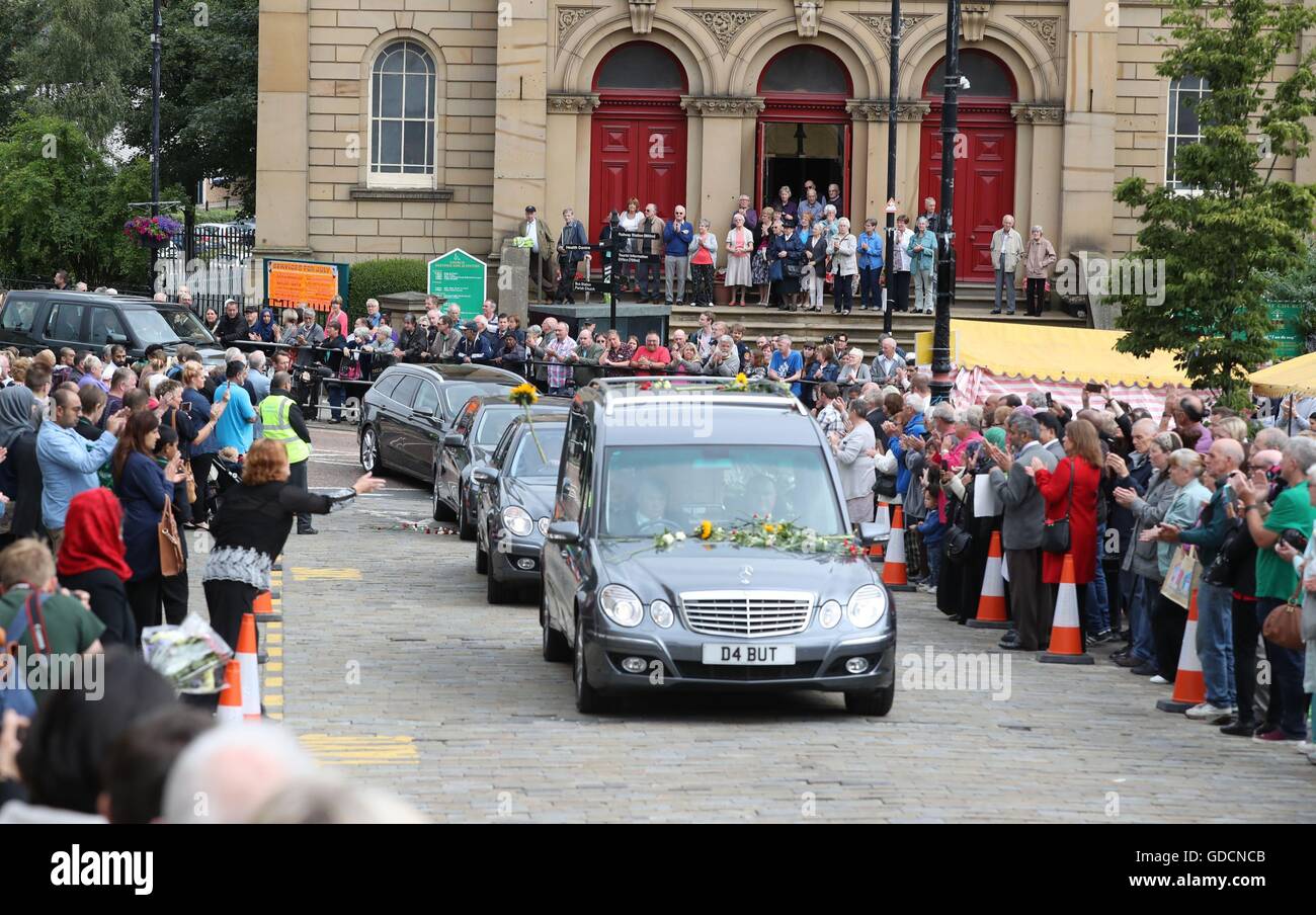 Trauernden werfen Blumen und applaudieren wie der Sarg des Labour MP Jo Cox in Batley, West Yorkshire, vor ihren privaten Trauerfeier geht. Stockfoto
