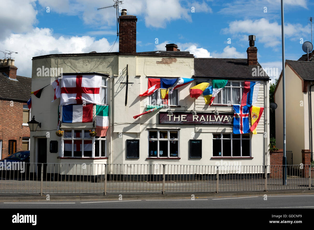 Das Eisenbahn-Pub eingerichtet mit internationalen Flaggen, Warwick, UK Stockfoto
