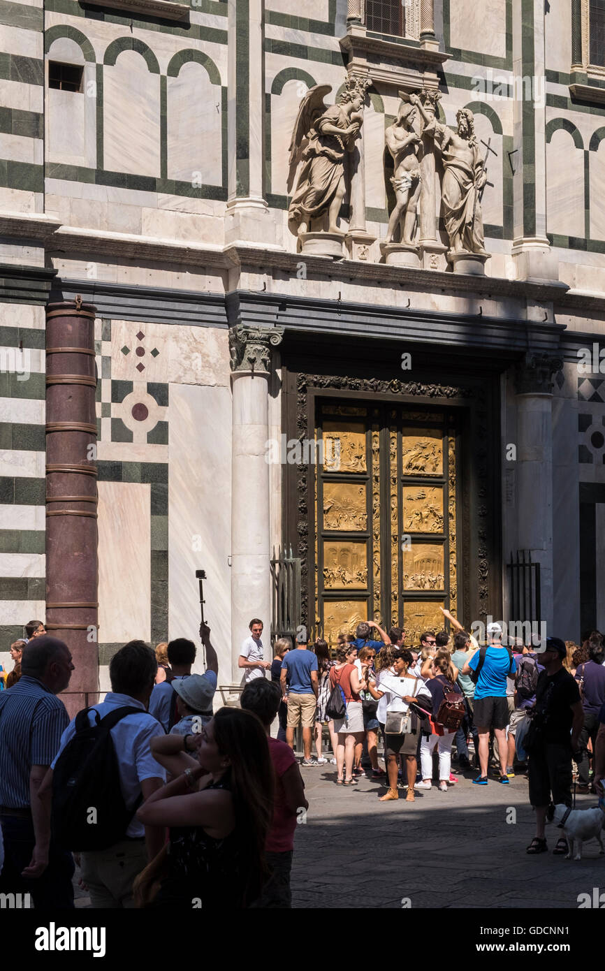 Touristen im Osten Türen, Tore des Paradieses, das Baptisterium der Kathedrale de Santa Maria del Fiore, Florenz, Toskana, ich Stockfoto