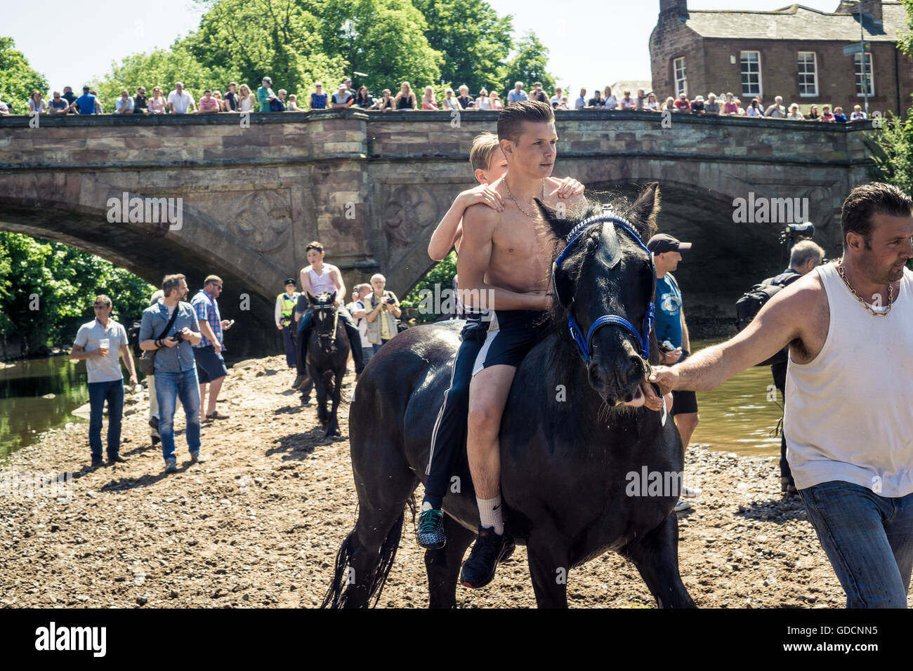 Zwei jungen auf einem Pferd ohne Sattel in Appleby Horse Fair in Cumbria Stockfoto