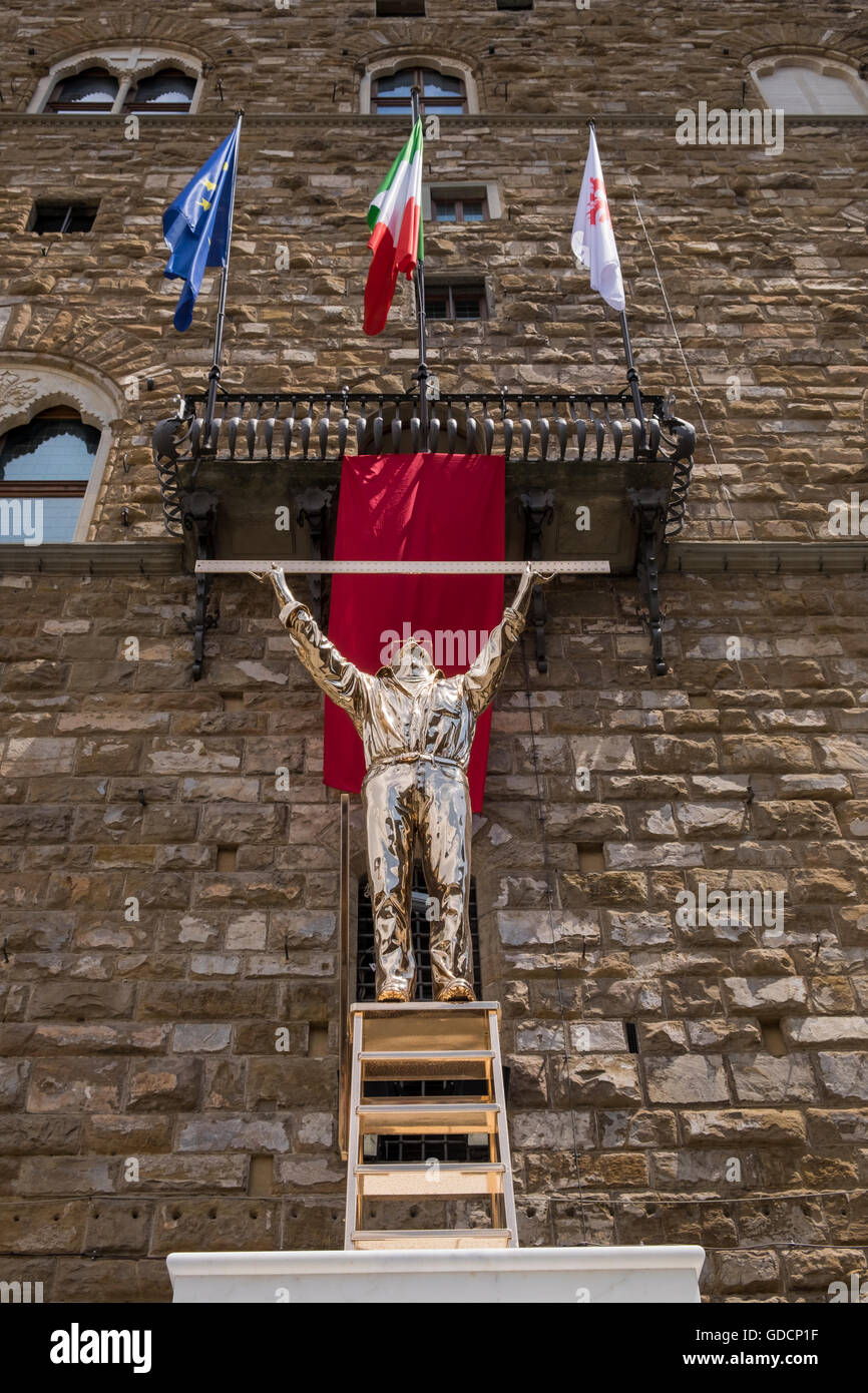 Der Mann, der die Wolken-Skulptur von Jan Fabre, spirituelle Wächter-Ausstellung in der Piazza della Signoria, Florenz, Tusc Maßnahmen Stockfoto