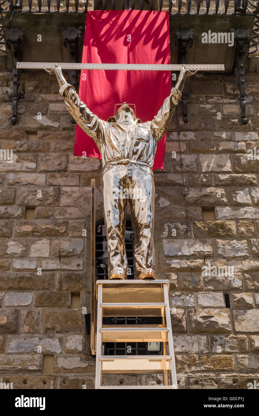 Der Mann, der die Wolken-Skulptur von Jan Fabre, spirituelle Wächter-Ausstellung in der Piazza della Signoria, Florenz, Tusc Maßnahmen Stockfoto