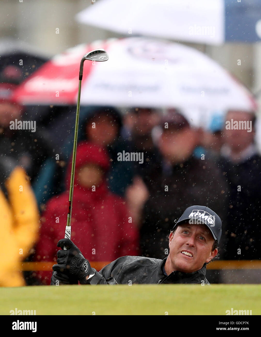 Der US-Amerikaner Phil Mickelson spielt am zweiten Tag der Open Championship 2016 im Royal Troon Golf Club, South Ayrshire, aus dem Bunker. DRÜCKEN SIE VERBANDSFOTO. Bilddatum: Freitag, 15. Juli 2016. Siehe PA Story Golf Open. Bildnachweis sollte lauten: David Davies/PA Wire. EINSCHRÄNKUNGEN: Nur für redaktionelle Zwecke. Keine kommerzielle Nutzung. Nur für Standbilder. Das Logo der Open Championship und der klare Link zur Open-Website (TheOpen.com) werden bei der Veröffentlichung der Website eingefügt. Weitere Informationen erhalten Sie unter +44 (0)1158 447447. Stockfoto