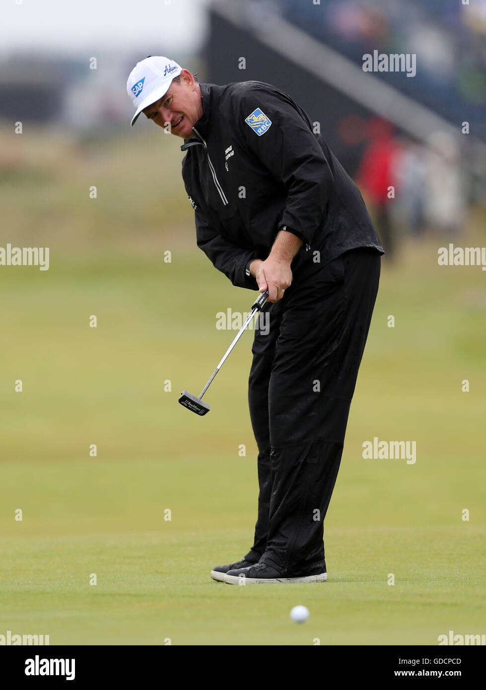 Südafrikas Ernie Els macht am zweiten Tag der Open Championship 2016 im Royal Troon Golf Club, South Ayrshire, Putting. DRÜCKEN SIE VERBANDSFOTO. Bilddatum: Freitag, 15. Juli 2016. Siehe PA Story Golf Open. Bildnachweis sollte lauten: David Davies/PA Wire. EINSCHRÄNKUNGEN: Nur für redaktionelle Zwecke. Keine kommerzielle Nutzung. Nur für Standbilder. Das Logo der Open Championship und der klare Link zur Open-Website (TheOpen.com) werden bei der Veröffentlichung der Website eingefügt. Weitere Informationen erhalten Sie unter +44 (0)1158 447447. Stockfoto