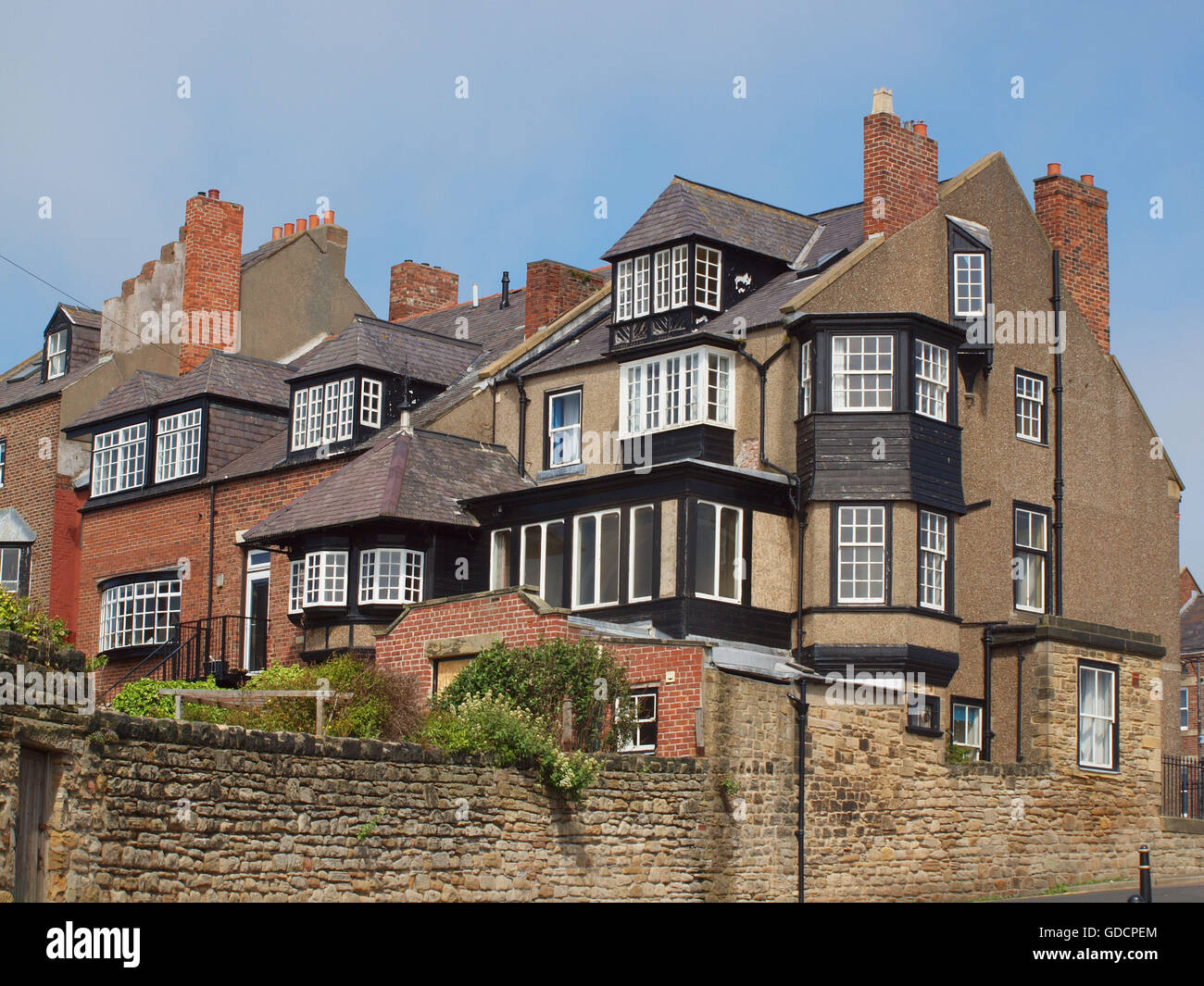 Die Straßen und Wege von dem historischen Dorf Tynemouth, wo drei alten Könige des Reiches in der Burg begraben sind, zu zerstreuen. Stockfoto