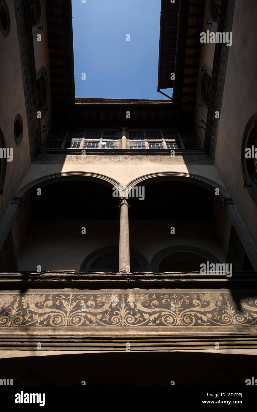 Bemalte Balkon und Bögen im Hof des Museo Horne, Florenz, Toskana, Italien Stockfoto