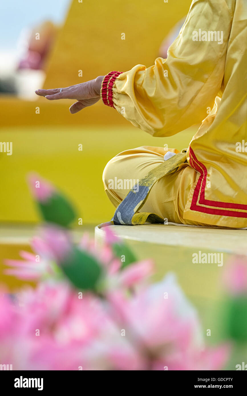 Falun Gong Frau meditieren auf einer Parade Float bei der Calgary Stampede Parade Stockfoto