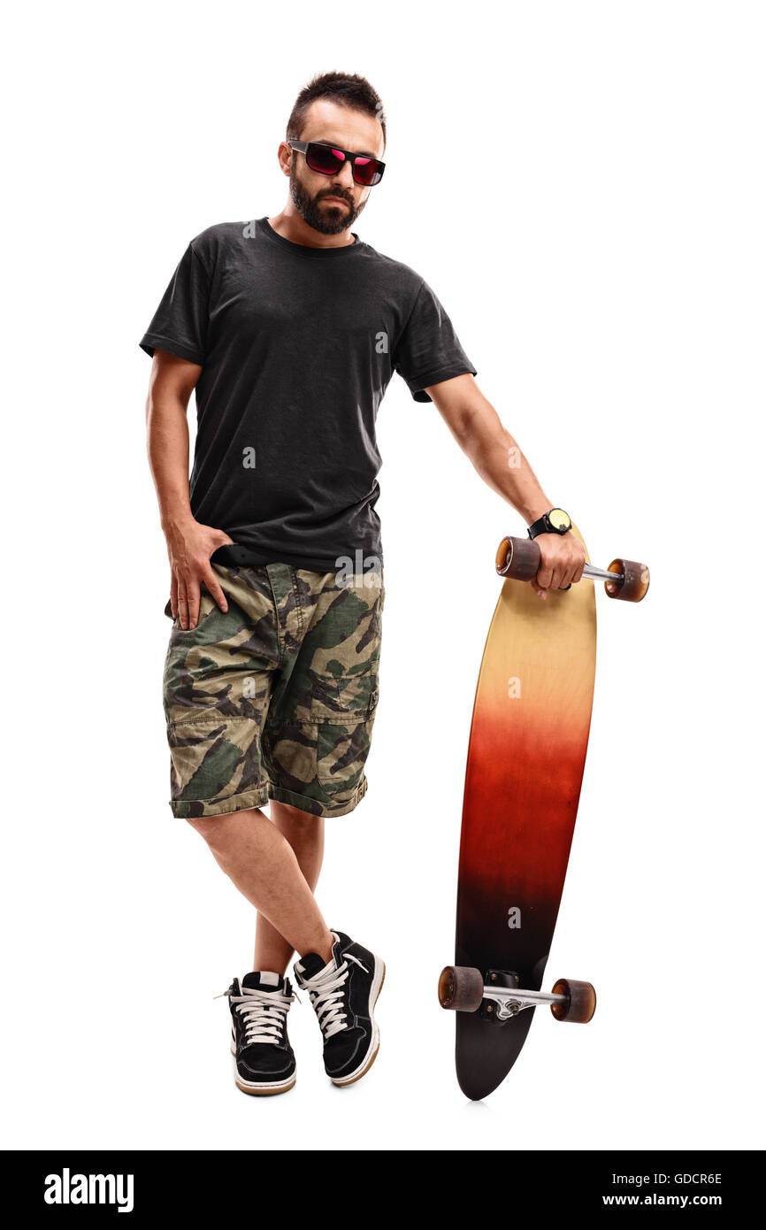 In voller Länge Portrait von ein cooler Typ, posiert mit seinem Longboard isoliert auf weißem Hintergrund Stockfoto