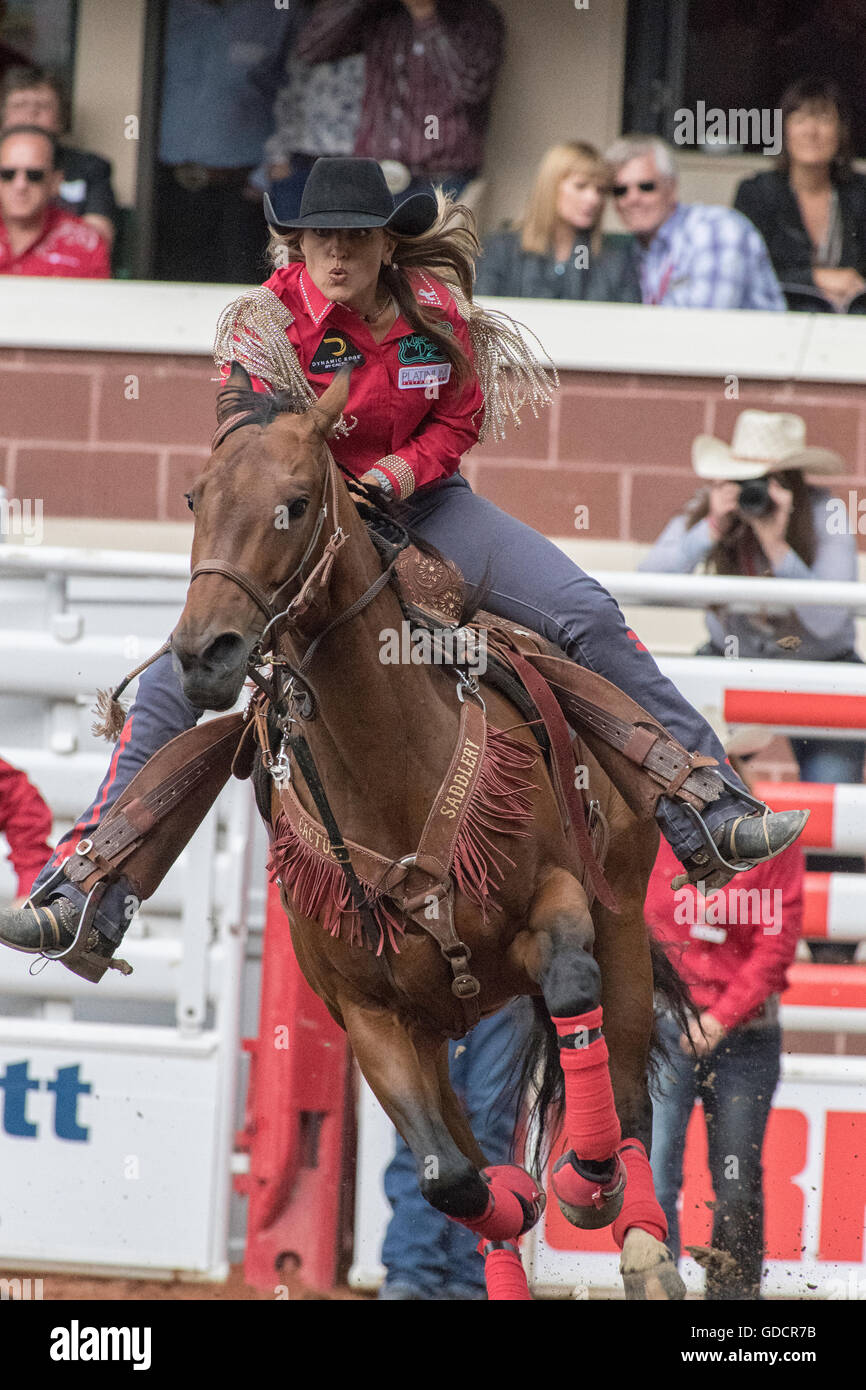 Damen Barrel Racing bei der Calgary Stampede Stockfoto