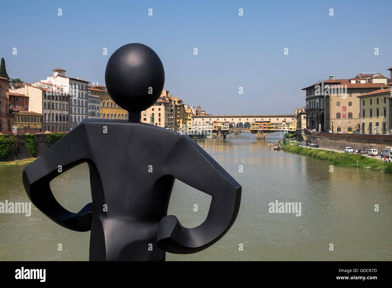 Gemeinen Mann, Uomo Comune, Statue von Clet Abrahams auf Ponte Alle Grazie mit Blick auf die Ponte Vecchio auf dem Fluss Arno, flore Stockfoto