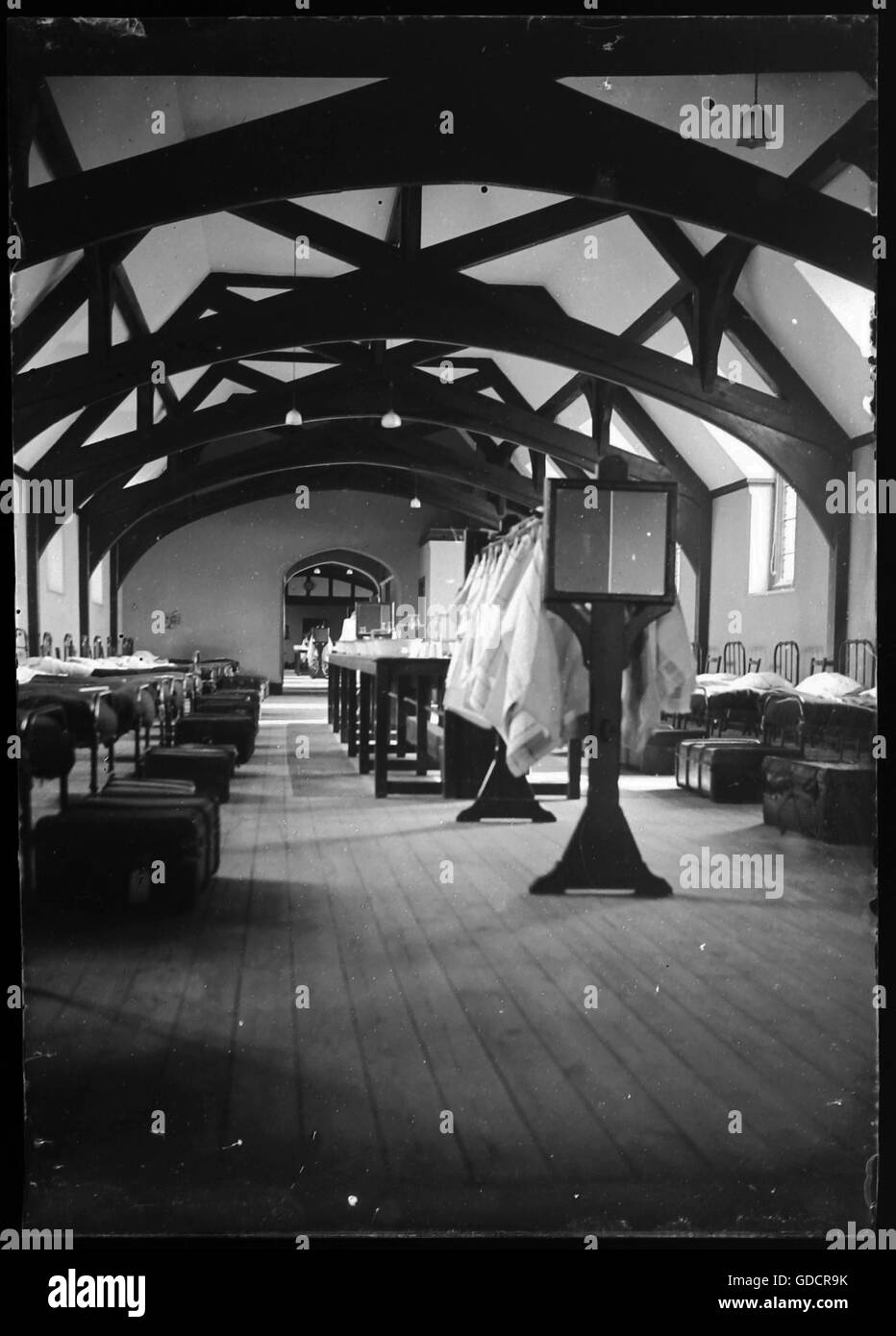 Streckenabschnitt Schlafsaal Bancroft Schule, Woodford, Essex. Um 1930.  Von negativen Vorlagenglas gescannt. Stockfoto