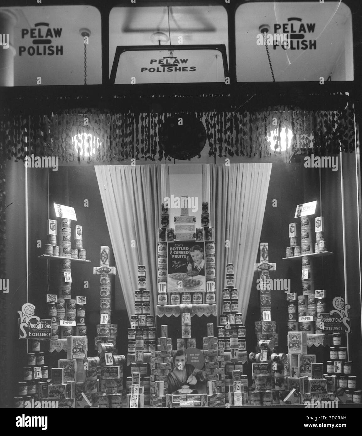 Marmeladen und Konserven im Schaufenster-Display für die Co-op-Co-Operative Wholesale Society (CWS) ca. 1920 im Bereich Burton On Trent, South Derbyshire. Foto von Tony Henshaw Stockfoto