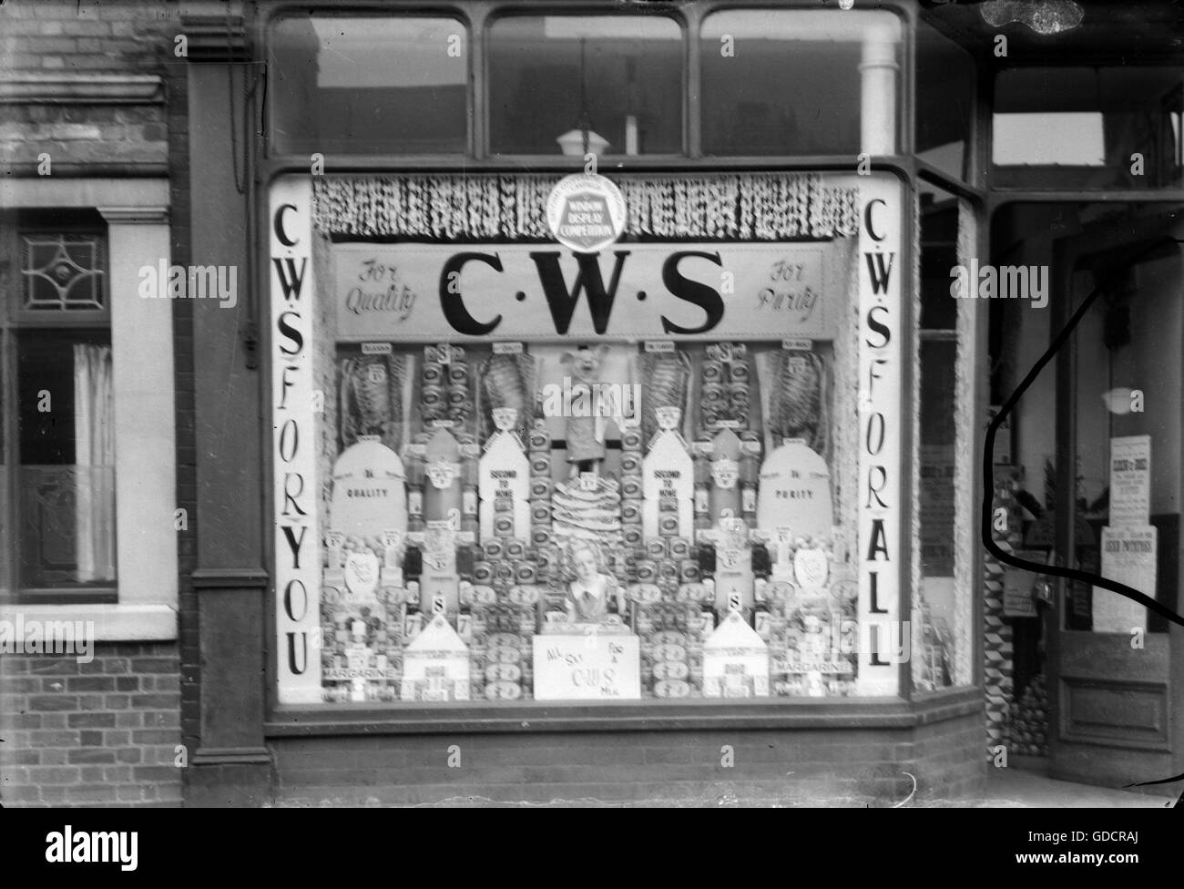 Shop-Schaufenster für die Co-op-Co-Operative Wholesale Society (CWS) ca. 1920 im Bereich Burton On Trent, South Derbyshire. Foto von Tony HenshawTony Henshaw Stockfoto