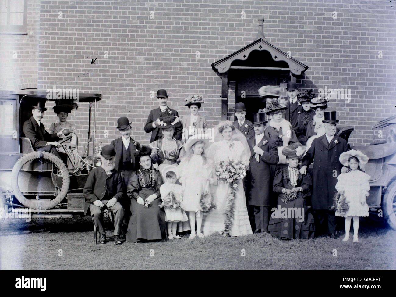 Eine formelle Hochzeit Gruppenfoto, einschließlich Kraftfahrzeuge im Bereich Burton On Trent, South Derbyshire um 1910. Foto von Tony Henshaw Stockfoto