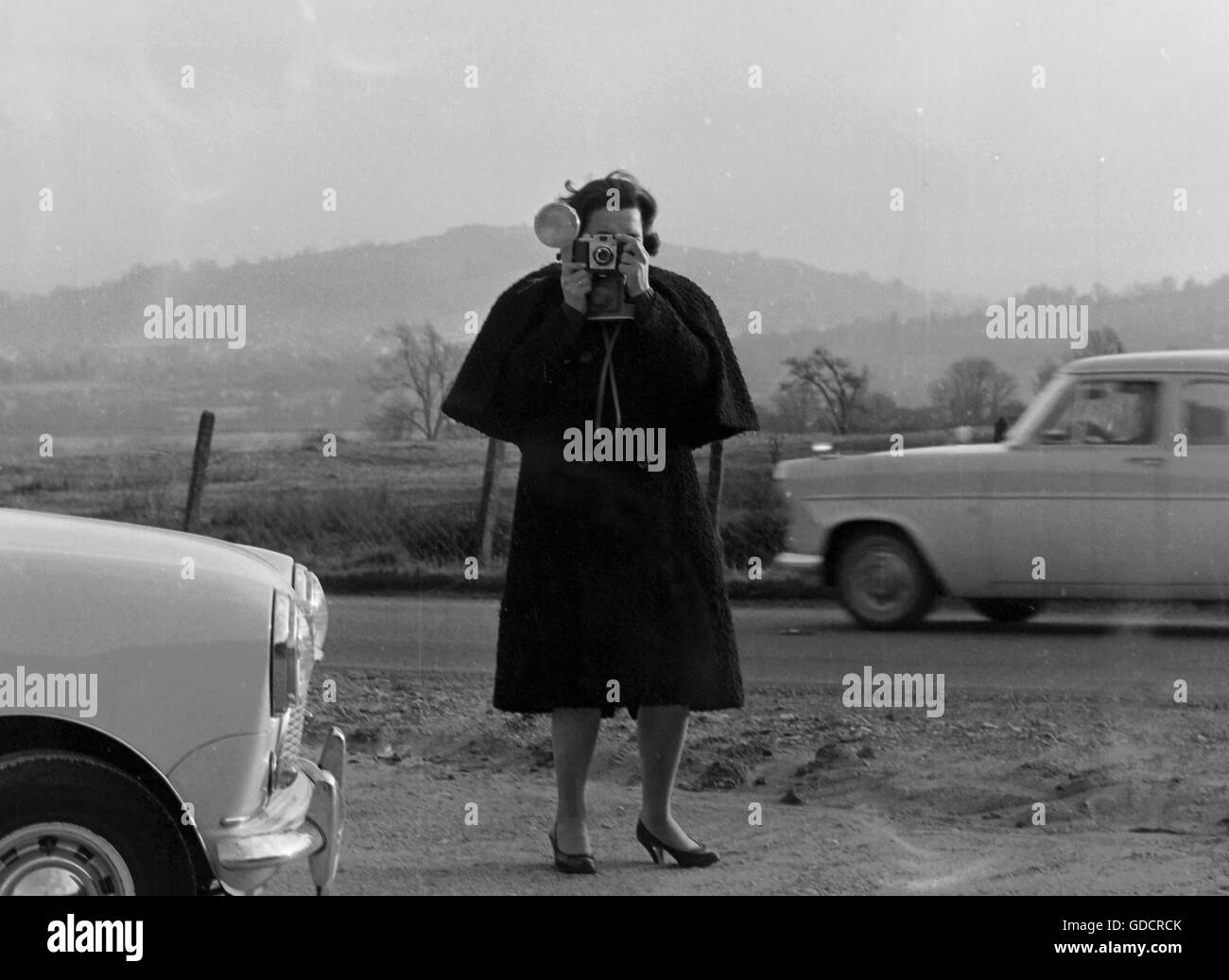 Frau mit Kamera, Sozialgeschichte, England c1960. Foto von Tony Henshaw Stockfoto