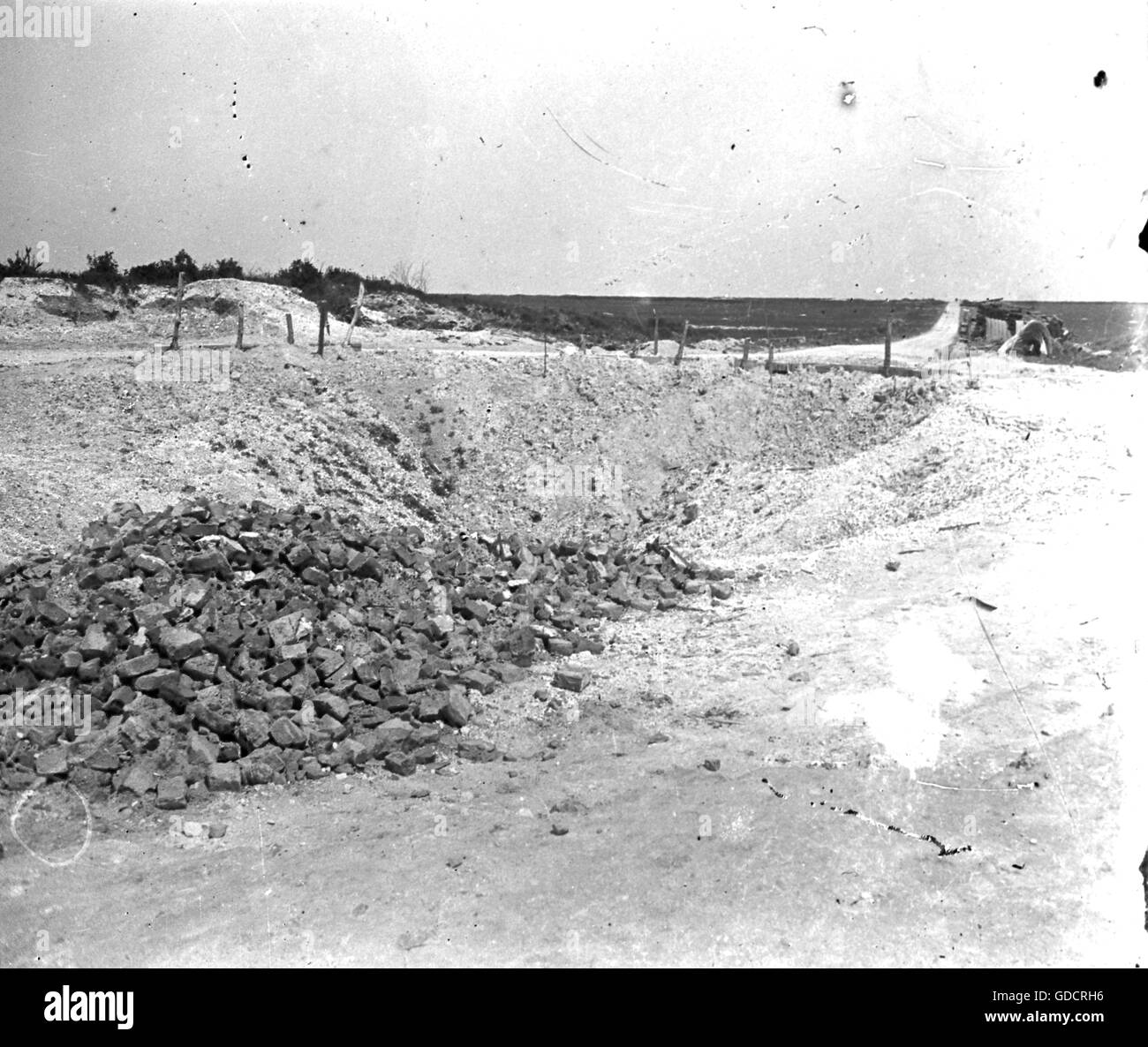 Szenen am Ende des 1. Weltkrieges c1918/1919 A Krater in Bellicourt Road, St. Quentin.  Foto von Tony Henshaw gescannt direkt aus einer Stereo-original-negativ aus einem seltenen Archiv-Datensatz des original-Fotografie von einem britischen Arzt am Ende des 1. Weltkrieges © World copyright fotografieren. Stockfoto