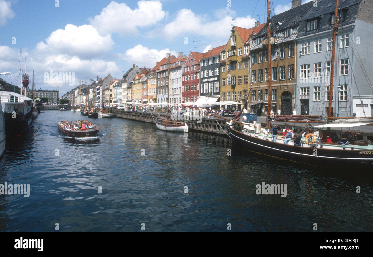 Nyhavn mit Booten an der wharf Stockfoto