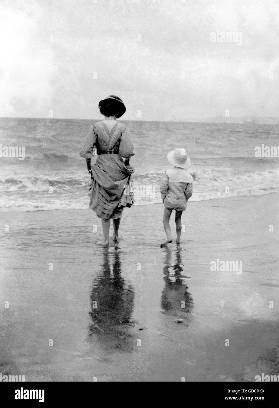 Charmante ehrliche Foto Mama & Tochter Paddeln auf dem Meer, UK c1905. Foto  von Tony Henshaw Stockfotografie - Alamy