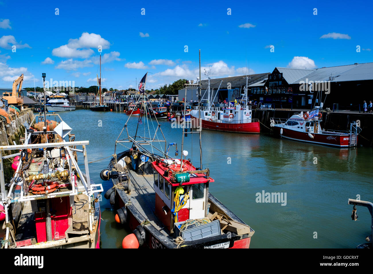 Angelboote/Fischerboote im Hafen von Whitstable, Kent, England gefesselt Stockfoto