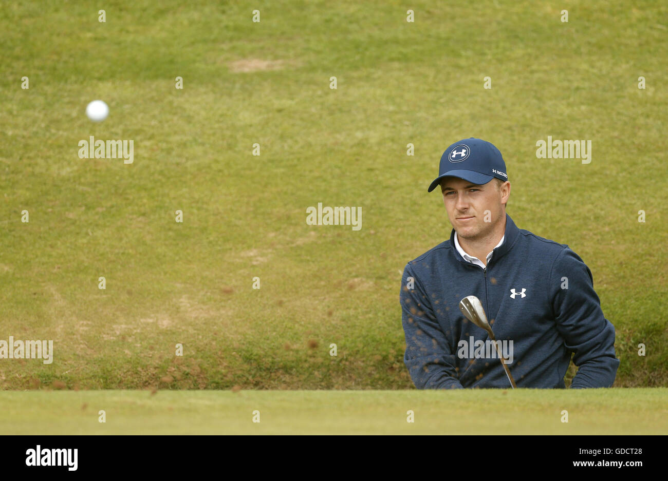 USAS Jordan Spieth spielt aus dem Bunker tagsüber zwei The Open Championship 2016 im Royal Troon Golf Club, South Ayrshire. PRESSEVERBAND Foto. Bild Datum: Freitag, 15. Juli 2016. Vgl. PA Geschichte GOLF Open. Bildnachweis sollte lauten: Danny Lawson/PA Wire. Einschränkungen: Nur zur redaktionellen Verwendung. Keine kommerzielle Nutzung. Standbild-Gebrauch bestimmt. Die Open Championship Logo und klare Verbindung zu The Open Website (TheOpen.com) auf Website-Veröffentlichung enthalten sein. Rufen Sie + 44 (0) 1158 447447 für weitere Informationen. Stockfoto