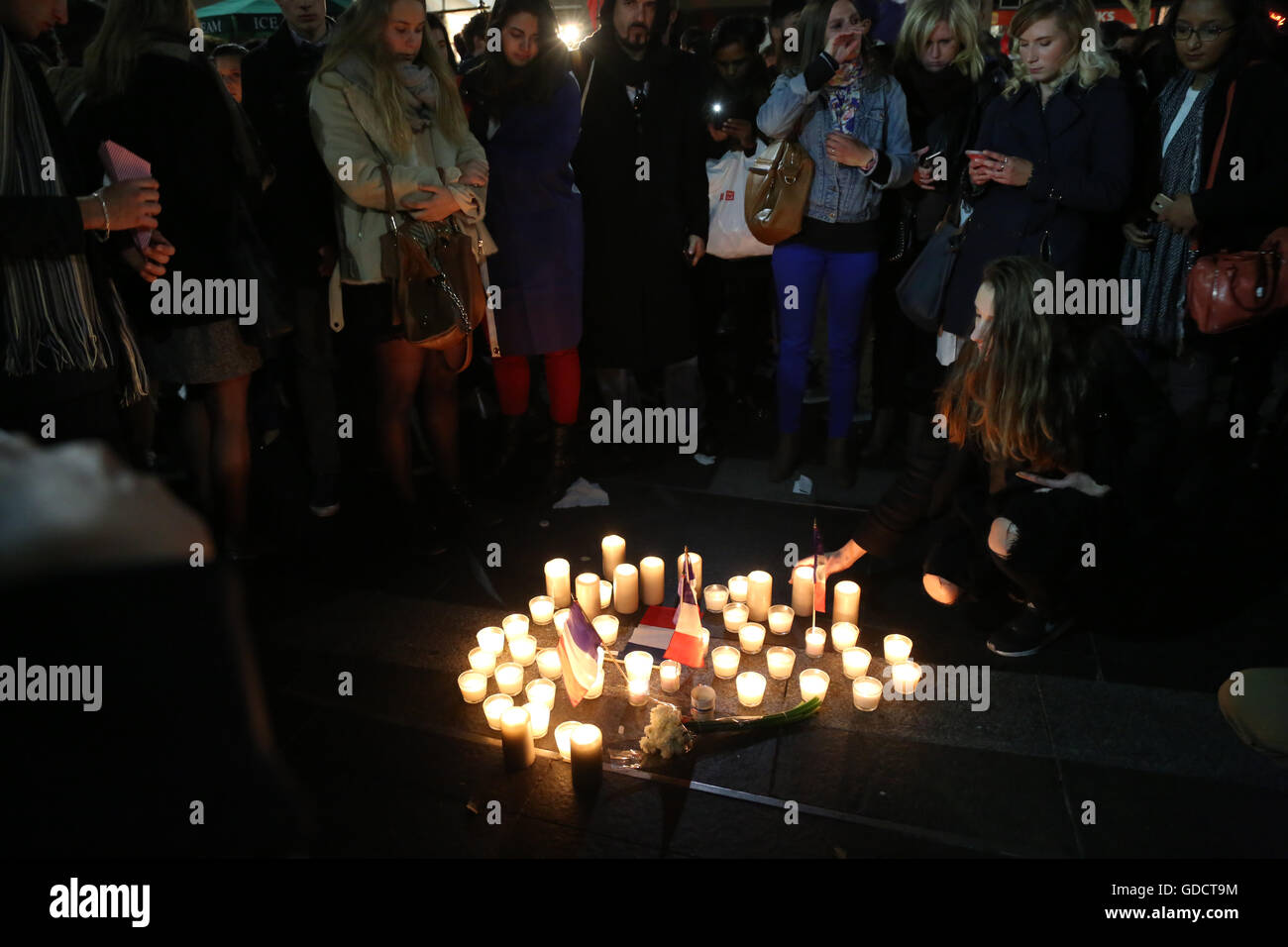 Sydney, Australien. 15. Juli 2016. Im Rahmen des jährlichen BBR (Bleu, Blanc, Rouge) Meuterei auf der französischen kulturellen Festivals in der Nähe von Circular Quay organisierte eine Candle-Light-Mahnwache für die Opfer des Terroranschlags in Nizza eines islamischen Staates (Daesh), tunesischer Einwanderer zu unterstützen. Bildnachweis: Richard Milnes/Pacific Press/Alamy Live-Nachrichten Stockfoto