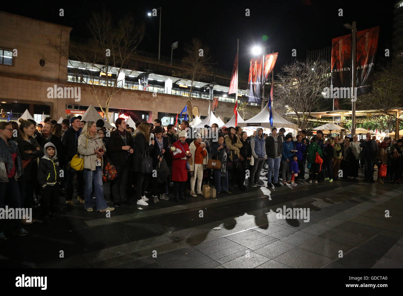 Sydney, Australien. 15. Juli 2016. Im Rahmen des jährlichen BBR (Bleu, Blanc, Rouge) Meuterei auf der französischen kulturellen Festivals in der Nähe von Circular Quay organisierte eine Candle-Light-Mahnwache für die Opfer des Terroranschlags in Nizza eines islamischen Staates (Daesh), tunesischer Einwanderer zu unterstützen. Bildnachweis: Richard Milnes/Pacific Press/Alamy Live-Nachrichten Stockfoto