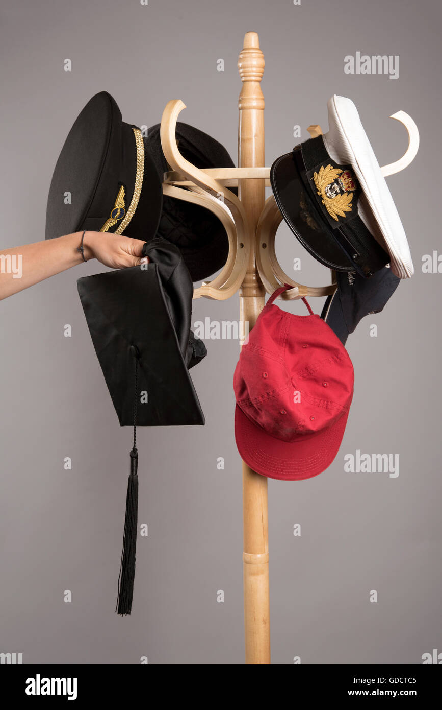 Hüte aus einer Auswahl von berufen auf einem Kleiderständer Stockfoto