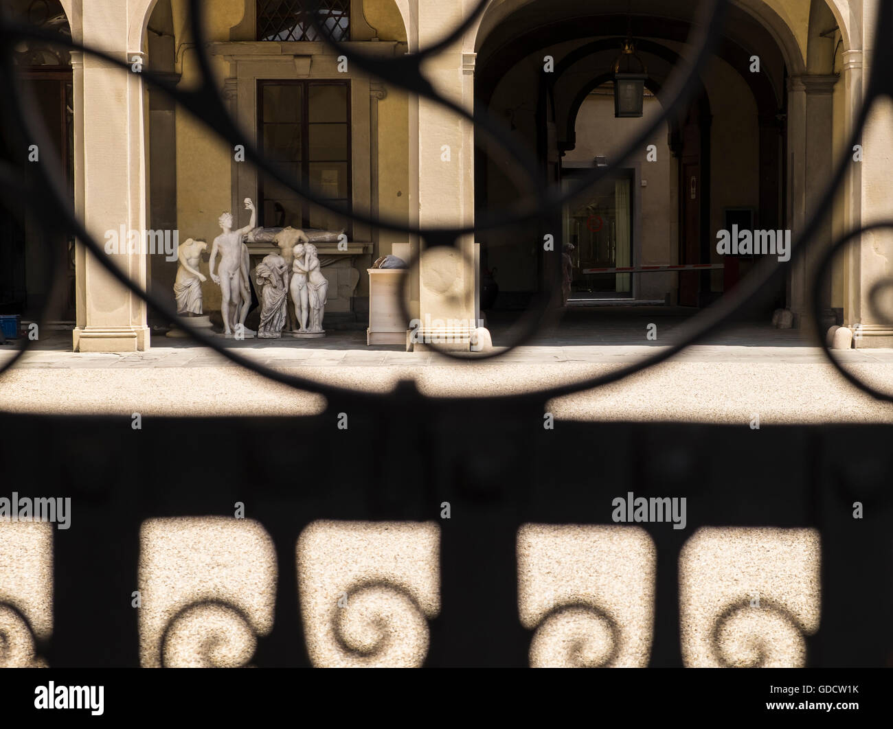 Stein-Statuen unter den Arkaden im Innenhof des Palazzo Corsini, Florenz, Toskana, Italien Stockfoto