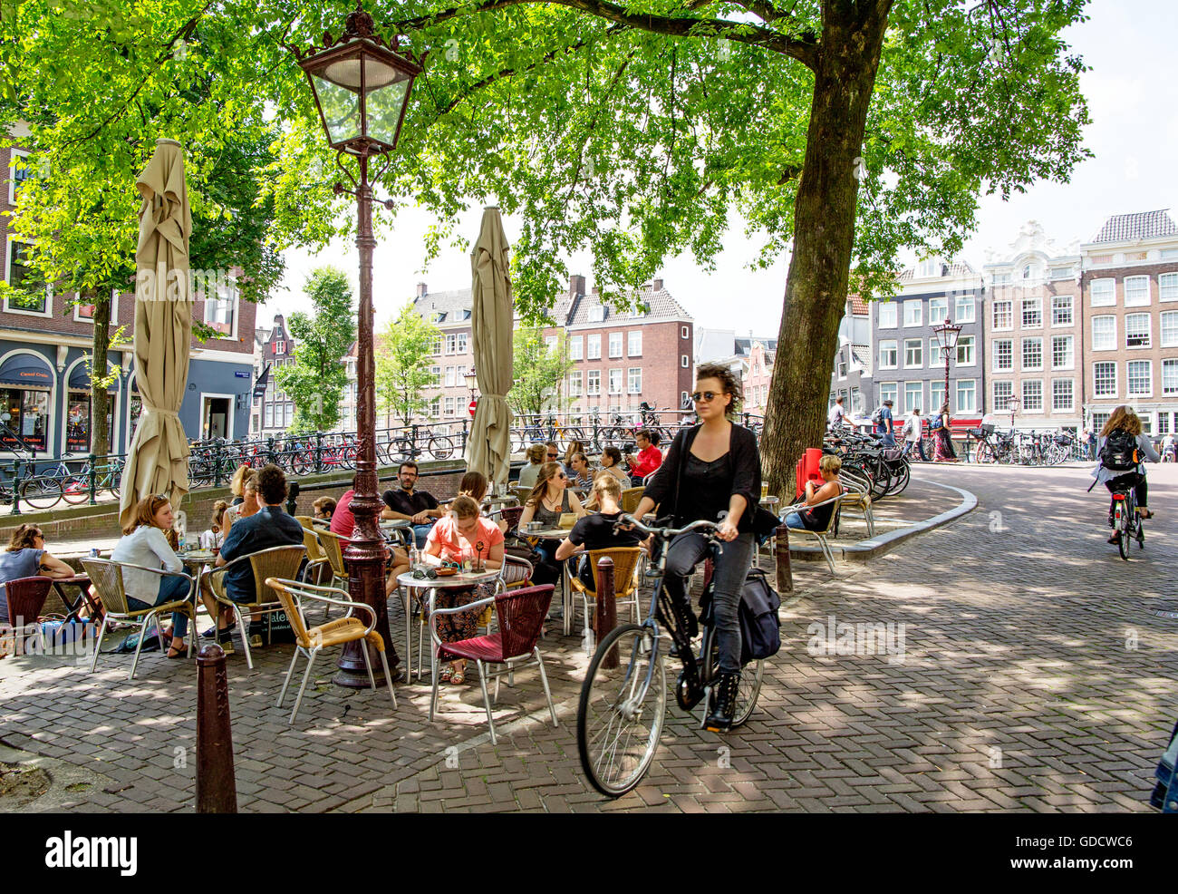 Touristen In Amsterdam Holland Fahrrad Stockfoto