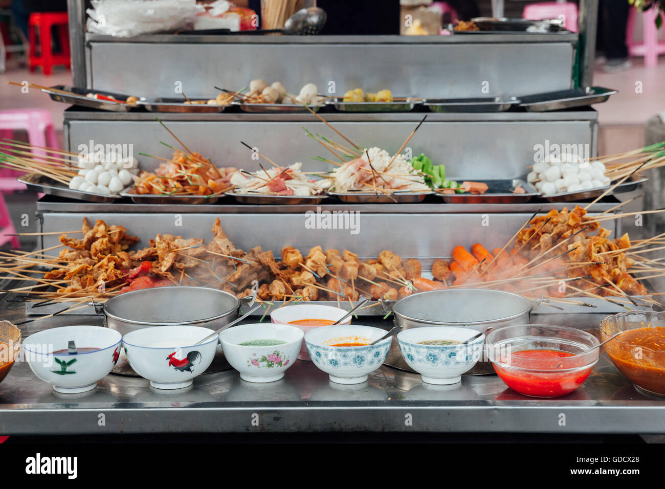 Lok-Lok Steamboat Stand auf der Kimberly Street Food Market, George Town, Penang, Malaysia. Stockfoto