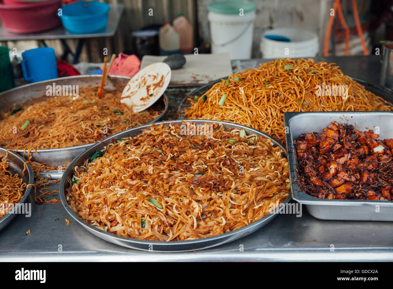 Kway Teow gebratene Nudeln an der Kimberly Street Food Night Market, George Town, Penang, Malaysia. Stockfoto