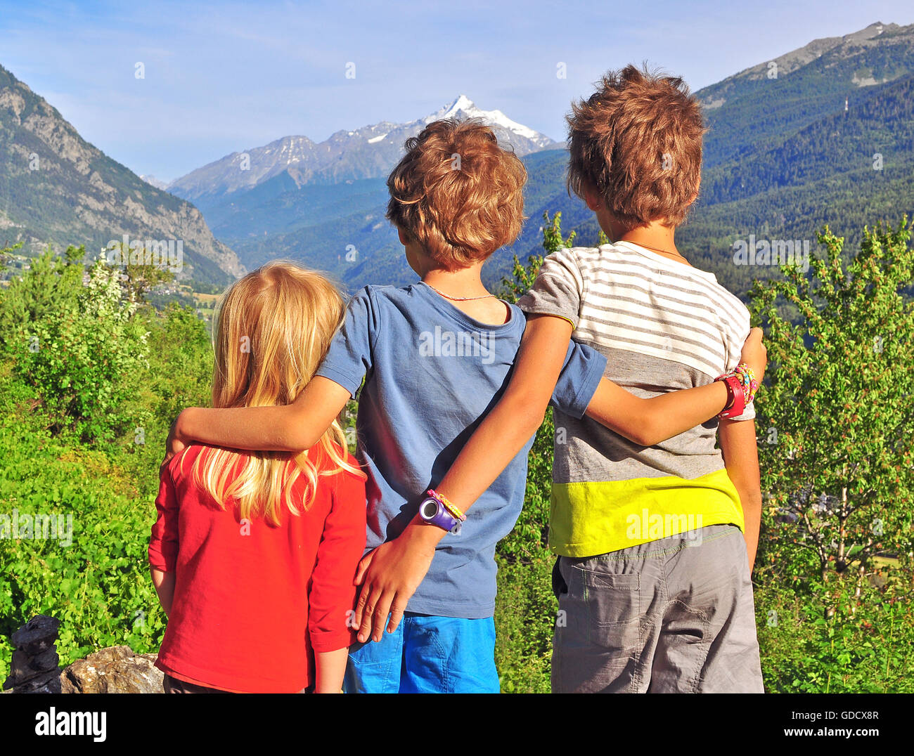 Drei Kinder in Bergen Stockfoto