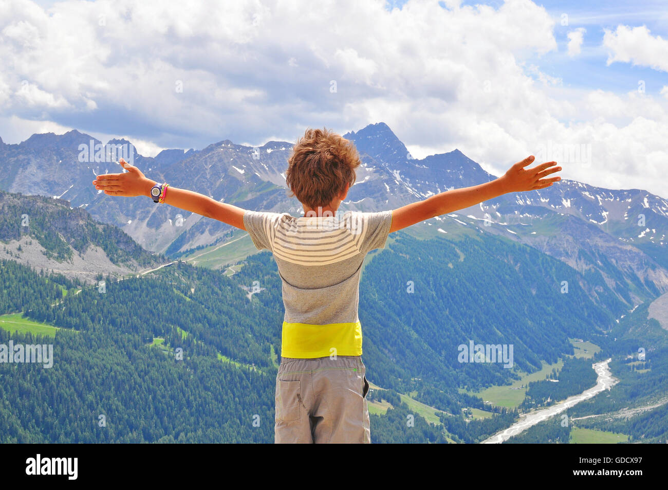 Junge die Welt umarmen Stockfoto