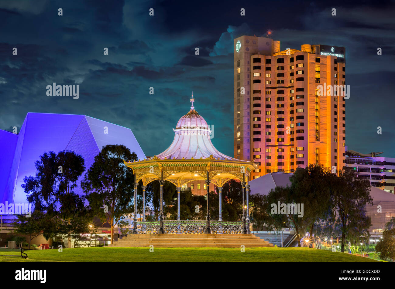 Adelaides Skyline bei Nacht mit der wunderschönen Elder Park Rotunde, das Festival Centre & Intercontinental Hotel Stockfoto