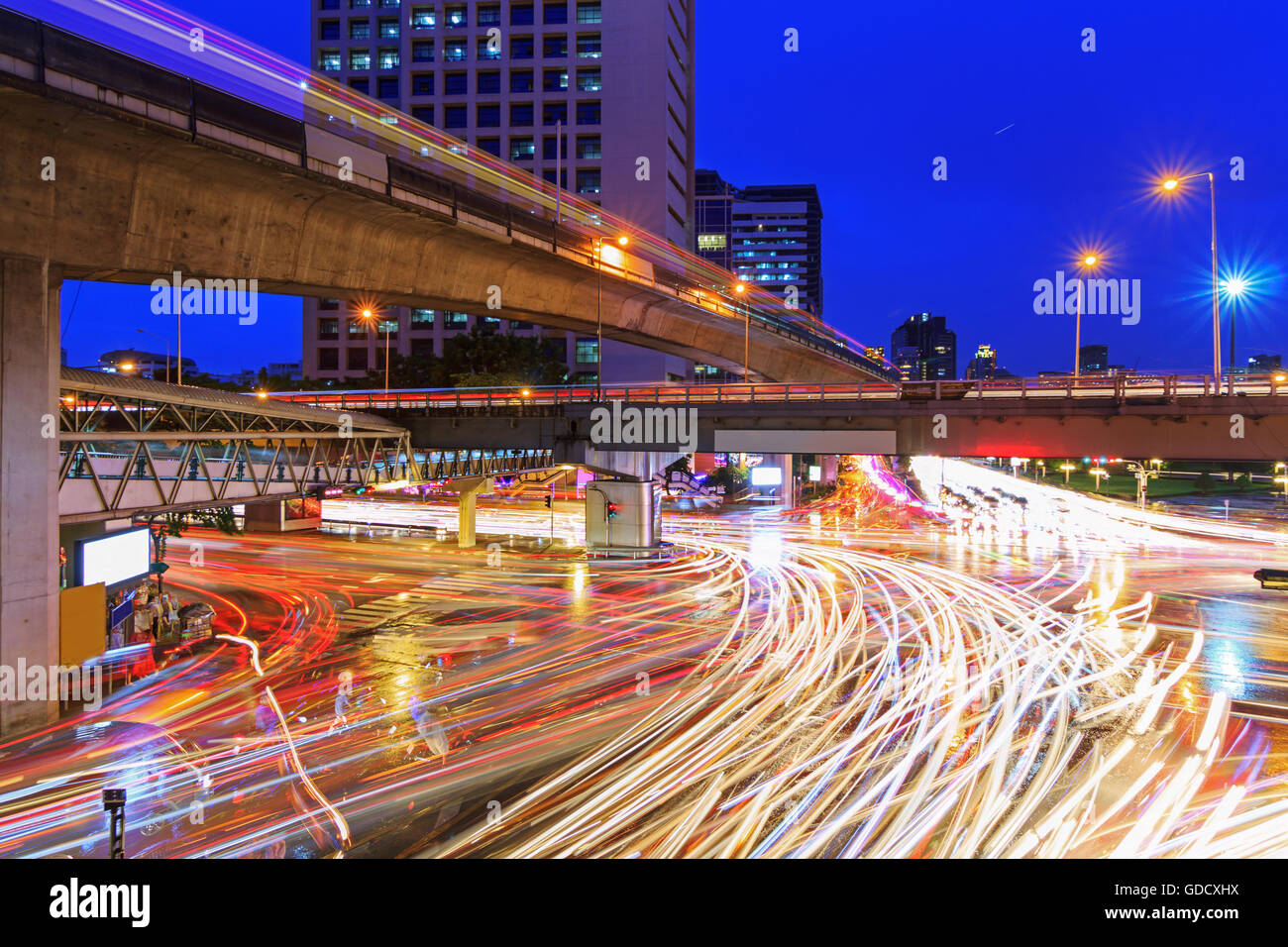 Licht der Verkehr in der Stadt zu verwischen Stockfoto